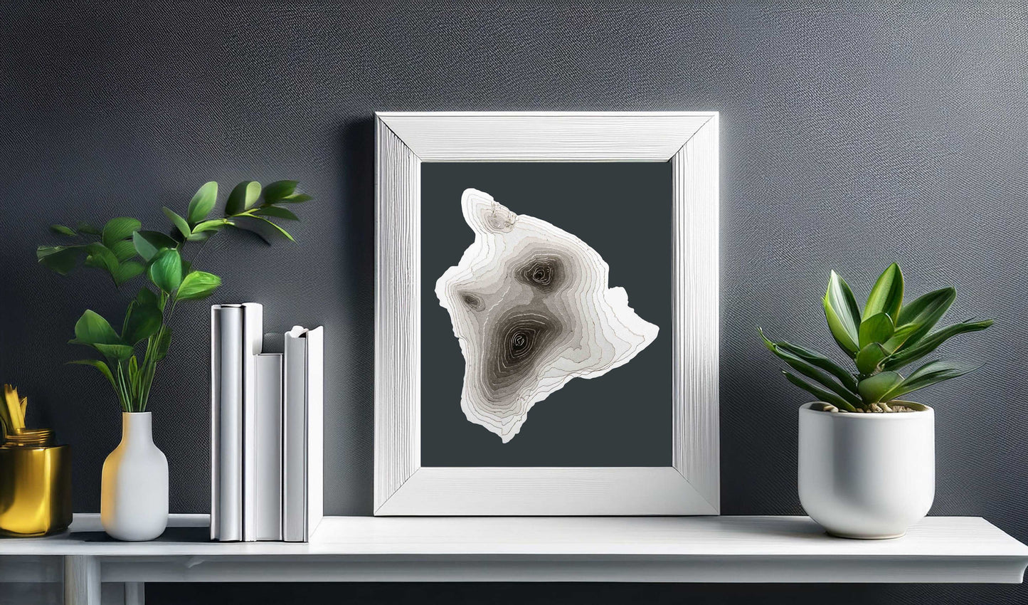 The raised relief map of Big Island, Hawaii has been made with layered cardstock and therefore enjoys a unique texture that is appealing to both sight and touch. Mounted on a dark grey anthracite cardstock and thanks to its monochromatic colour palette the map will look great in any kind of home decor and style.